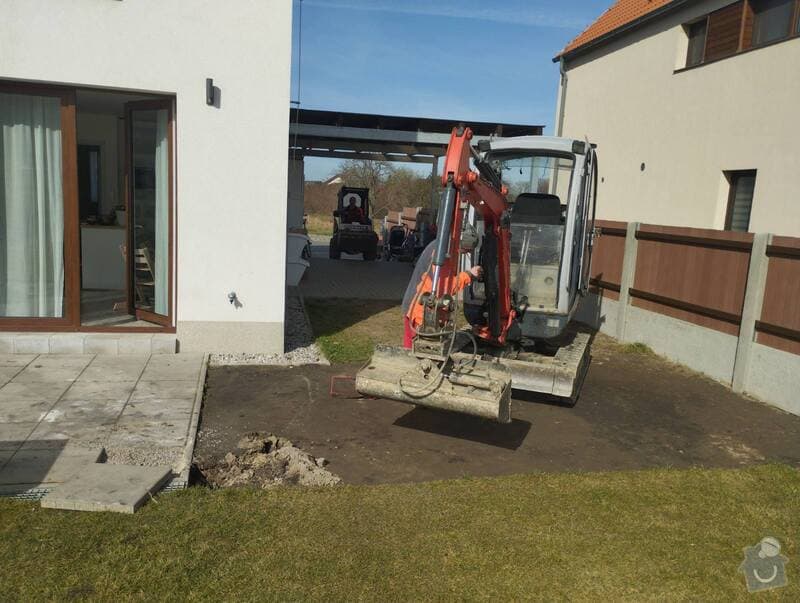 Kamenná terasa z porfyru během realizace