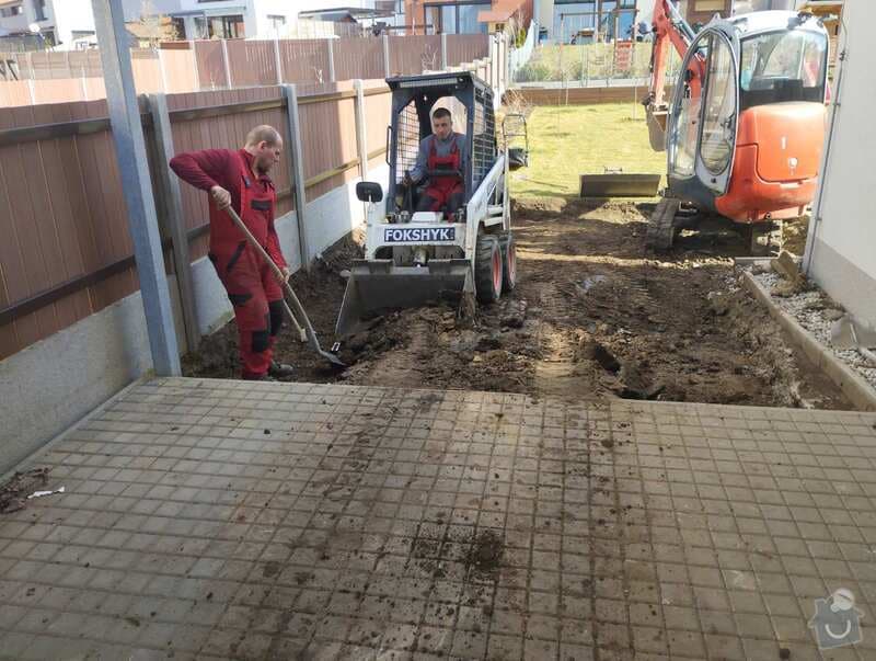 Kamenná terasa s porfyrem po osazení a zapravení