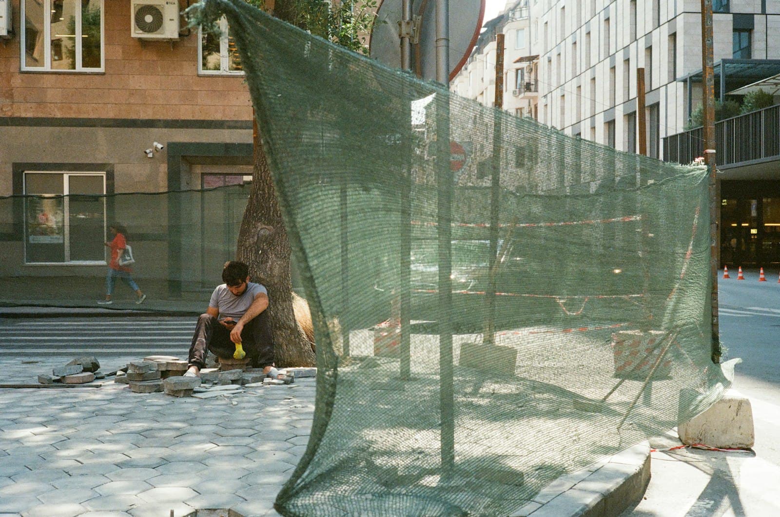 Pokládka venkovní dlažby v městském prostoru